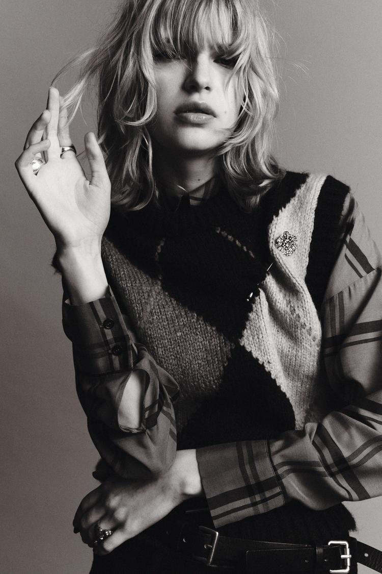 Midnight Flower Broş